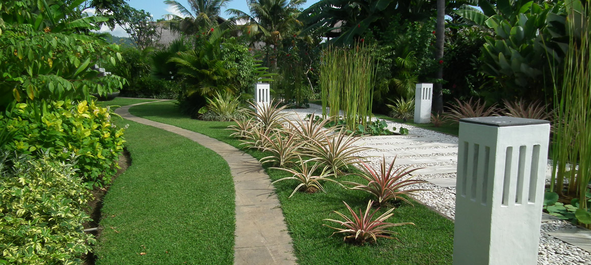 Bali villa Shanti , de tuin naar de villa toe.